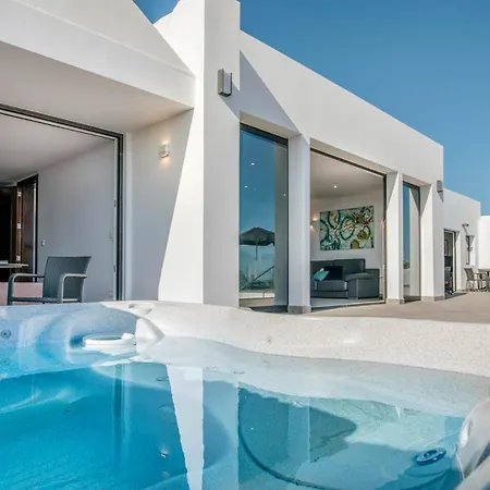 Puerto Del Carmen Sleeps 8 With Pool Air Con And Wifi Пуэрто дель Кармен