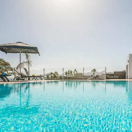 Villa Puerto Del Carmen Sleeps 8 With Pool Air Con And Wifi *