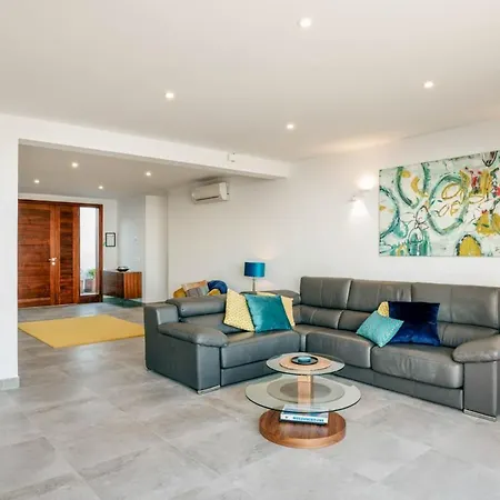Puerto Del Carmen Sleeps 8 With Pool Air Con And Wifi Villa Puerto del Carmen (Lanzarote)