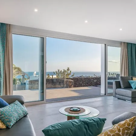Puerto Del Carmen Sleeps 8 With Pool Air Con And Wifi