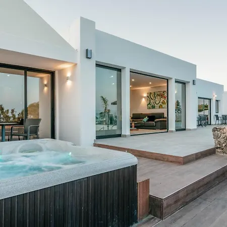 Puerto Del Carmen Sleeps 8 With Pool Air Con And Wifi Villa *