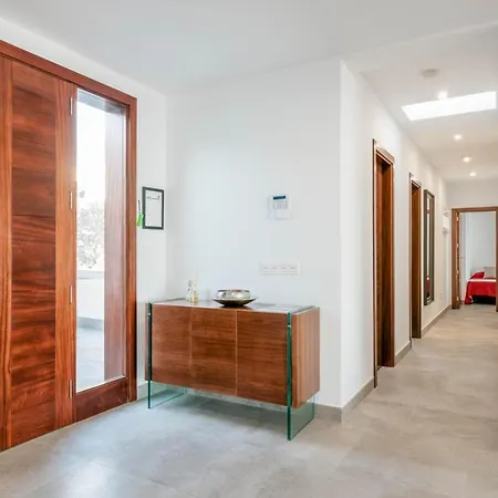 Puerto Del Carmen Sleeps 8 With Pool Air Con And Wifi