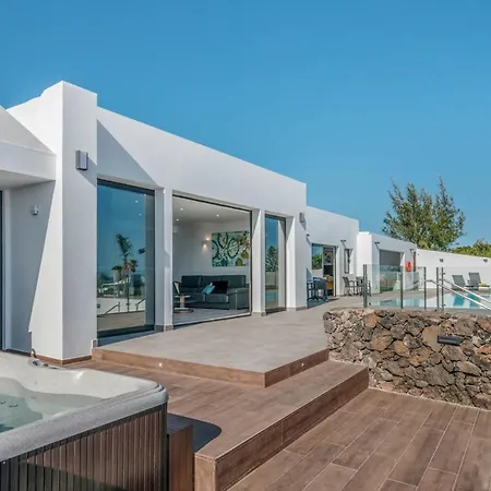 Puerto Del Carmen Sleeps 8 With Pool Air Con And Wifi