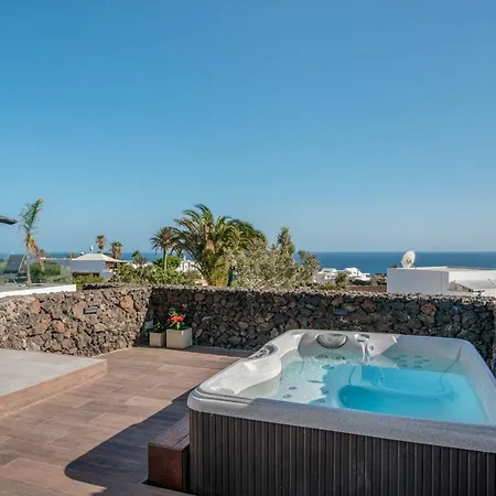 Puerto Del Carmen Sleeps 8 With Pool Air Con And Wifi