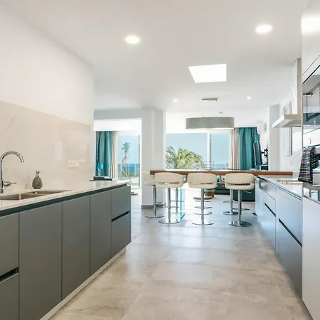 Puerto Del Carmen Sleeps 8 With Pool Air Con And Wifi